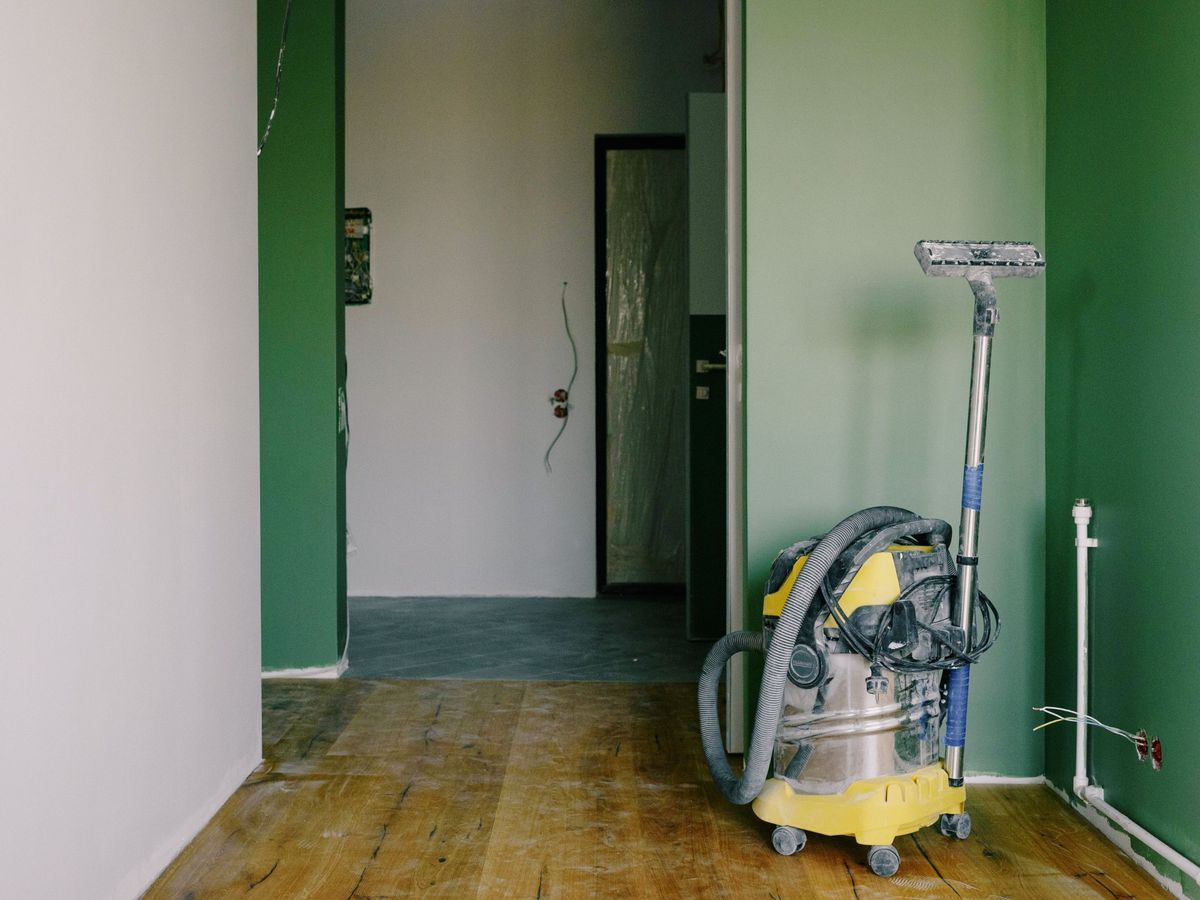 Baustaubsauger in einer frisch renovierten Wohnung vor der Bauendreinigung in Bruchsal