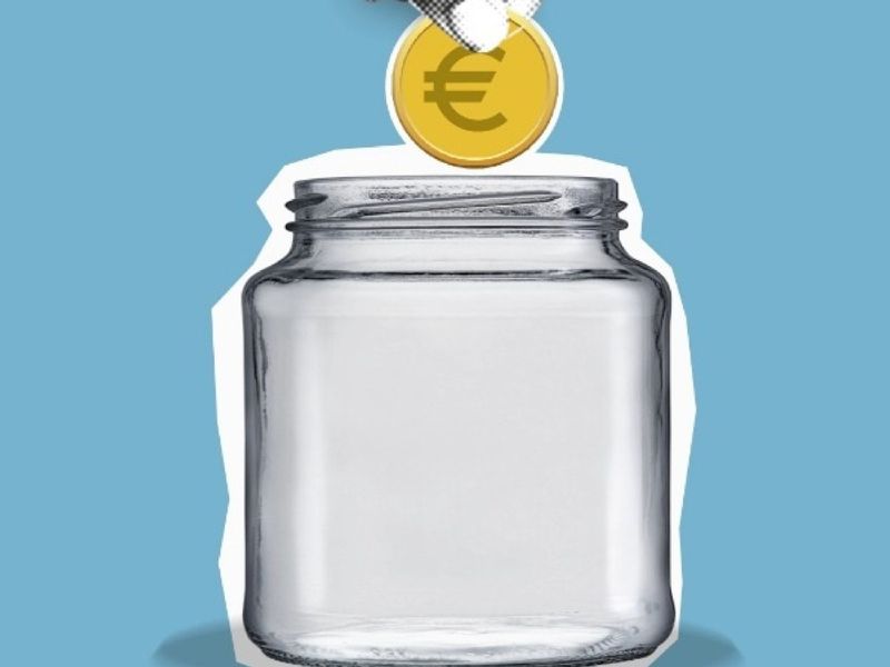 Euromünze wird in ein Glas gelegt, Symbol für umlagefähige Hausmeisterkosten in Bruchsal