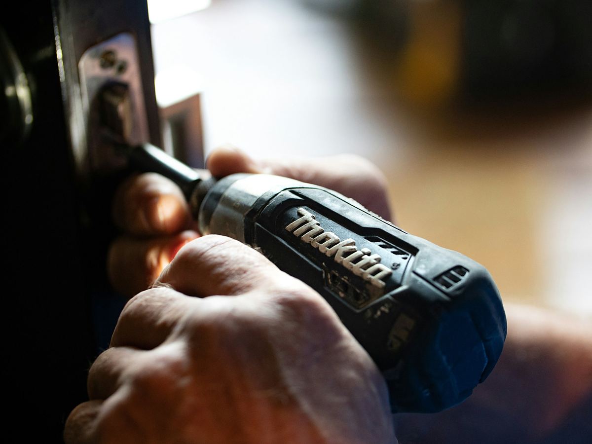 Handwerker repariert eine Pumpe in der Werkstatt, Kleinreparaturen in Bruchsal