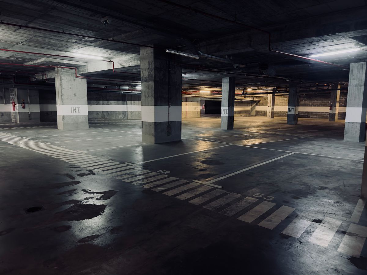 Leere Tiefgarage mit Stellplätzen und Betonstützen vor der Reinigung in Bruchsal