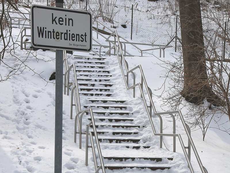 Verschneite Außentreppe mit Schild „kein Winterdienst“, ein Fall für den Winterdienst in Bruchsal