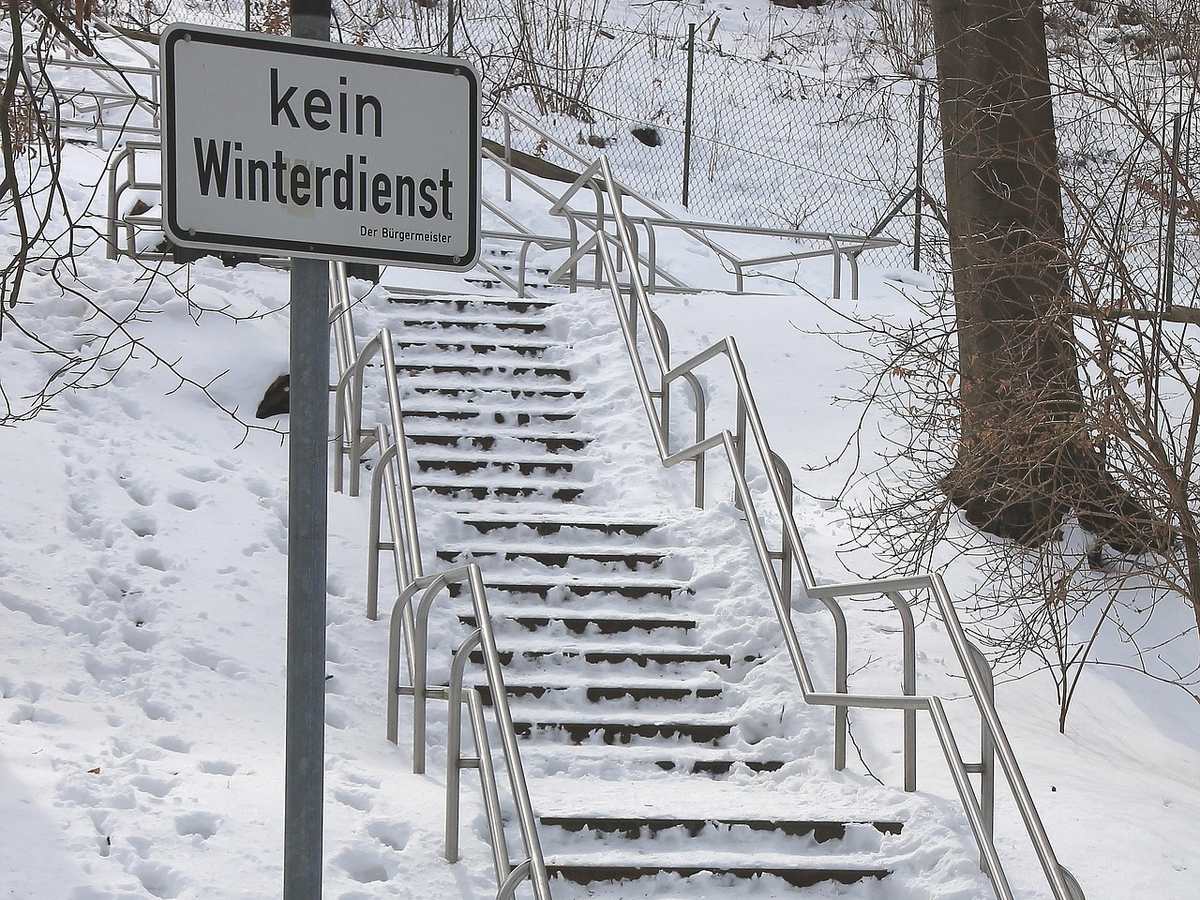 Verschneite Außentreppe mit Schild „kein Winterdienst“, ein Fall für den Winterdienst in Bruchsal