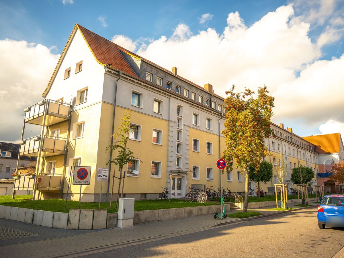 Mehrfamilienhaus mit gelber Fassade in Bruchsal bei einer Wohnungsübergabe